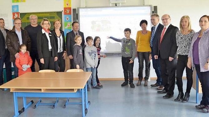 Große Freude herrscht bei Schülern und Lehrern der Grundschule Rodachtal über das dritte Whiteboard, das über Spenden finanziert werden konnte. Foto: Karl-Heinz Hofmann
