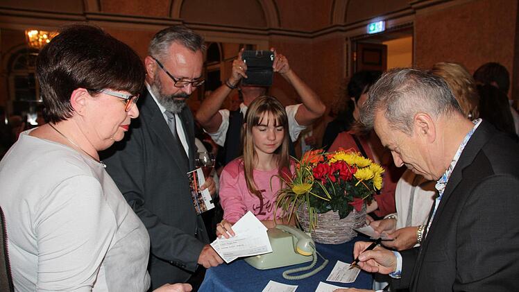 Günther Sigl schrieb geduldig AutogrammeOliver Schmidt