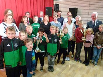 Diese Mitglieder gehören der Sportvereinigung seit vielen Jahren an oder   haben sehr gute Leistungen abgeliefert. Foto: Lothar Weidner