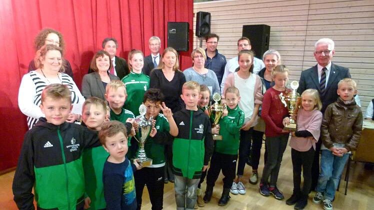 Diese Mitglieder gehören der Sportvereinigung seit vielen Jahren an oder   haben sehr gute Leistungen abgeliefert. Foto: Lothar Weidner