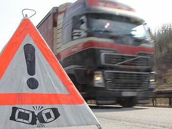 Ein Auffahrunfall mit mehreren Fahrzeugen wurde am Donnerstagabend bei Frohnlach im Landkreis Coburg durch einen Lastwagenfahrer verursacht. Symbolfoto: Michael Gruendel