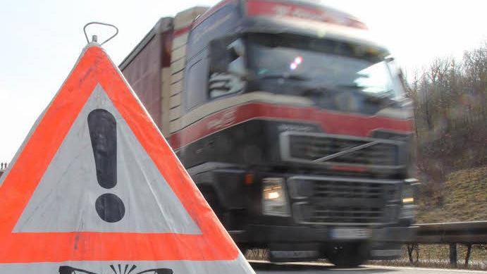Ein Auffahrunfall mit mehreren Fahrzeugen wurde am Donnerstagabend bei Frohnlach im Landkreis Coburg durch einen Lastwagenfahrer verursacht. Symbolfoto: Michael Gruendel