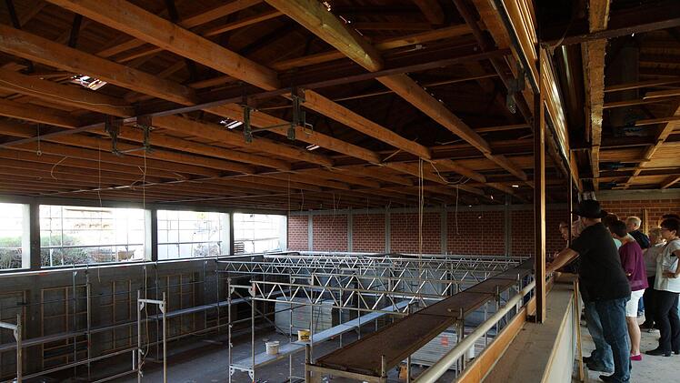 Die Hallendecke ist komplett entkleidet.Foto: Arkadius Guzy