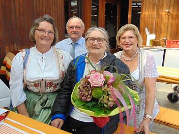 Die Jubilarin Monika Wölfel mit den Gratulanten Foto: Petra Malbrich