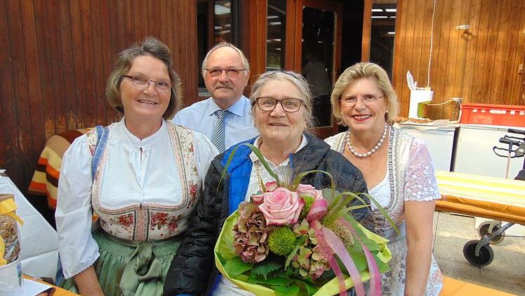 Die Jubilarin Monika Wölfel mit den Gratulanten Foto: Petra Malbrich