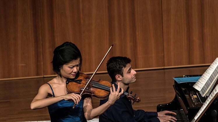 Die Geigerin Mayumi Kanagawa  und der Pianist  Ido Ramot beeindruckten bei ihrem Duoabend im Coburger Kongresshaus.Foto: Jochen Berger