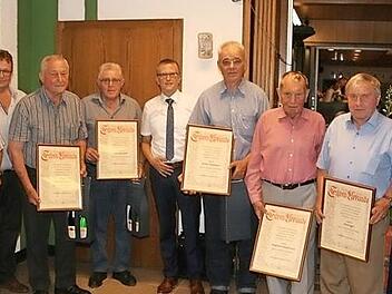 Bei der Ehrung (v. l.): Dieter Scheuring, Alexander Hattel, Konrad Diestler, Heinrich Ganß, Martin Wretschitch und Walter Reinhard Dölfel Foto: Carmen Schwind