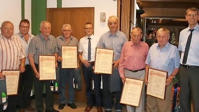 Bei der Ehrung (v. l.): Dieter Scheuring, Alexander Hattel, Konrad Diestler, Heinrich Ganß, Martin Wretschitch und Walter Reinhard Dölfel Foto: Carmen Schwind
