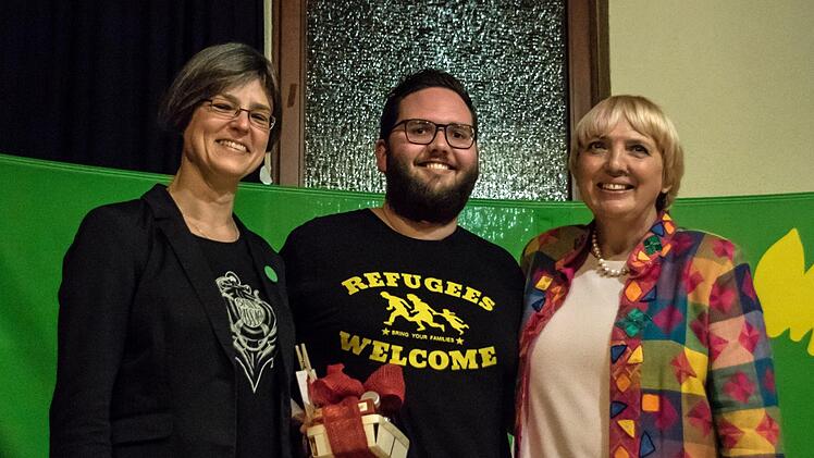 Wahlkampf-Endspurt: Coburgs OB-Kandidatin Ina Sinterhauf, Kevin Klüglein (Vorstandssprecher des Kreisverbands Coburg-Stadt der Grünen) und Claudia Roth (von links) im "Schwarzen Bären in BeiersdorfFoto: Jochen Berger
