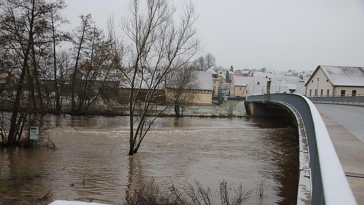 An der modernen Saale-Brücke in Aura ist noch viel Luft. Foto: Ralf Ruppert