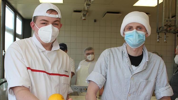 Hannes Nowak und Kevin Dressendörfer bei der Produktion der Siegerwurst.
