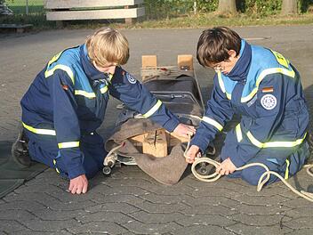 Im Vorfeld des Leistungsabzeichen Bronze haben Lorenz Hertel (links) und Erik Trebes fleißig geübt. Foto: Gerda Völk