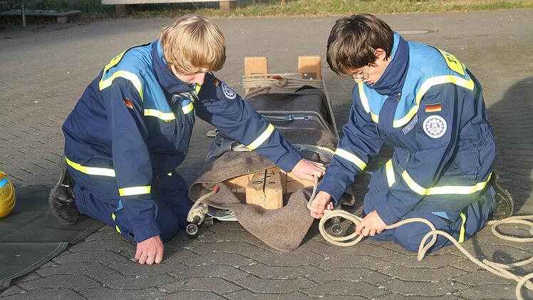 Im Vorfeld des Leistungsabzeichen Bronze haben Lorenz Hertel (links) und Erik Trebes fleißig geübt. Foto: Gerda Völk