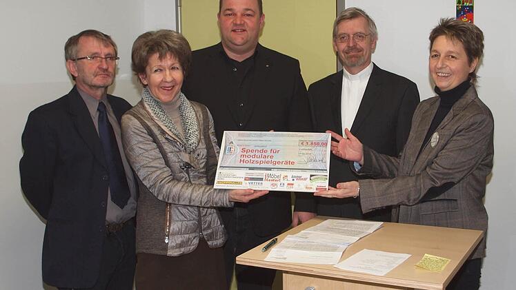 Architekt Johannes Morhard und die beteiligten Firmen spendeten 1850 Euro für die Anschaffung von Holzspielgeräten für die Krippe, von links: Dipl.-Ing. Ulrich Sünkel, Erste Bürgermeisterin Bianca Fischer, Architekt Johannes Morhard, Pfarrer Roland Neher und Krippenleiterin Isabel Mayer.