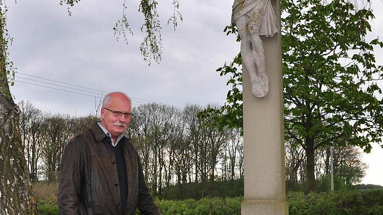Das Kriegerdenkmal bei Steinsfeld enthält in der jetzigen Ausführung nicht mehr die Namen der Gefallenen und Kriegsteilnehmer des ersten Weltkrieges, bedauert Gerhard Thein aus Steinsfeld.  Foto: Ulrike Langer