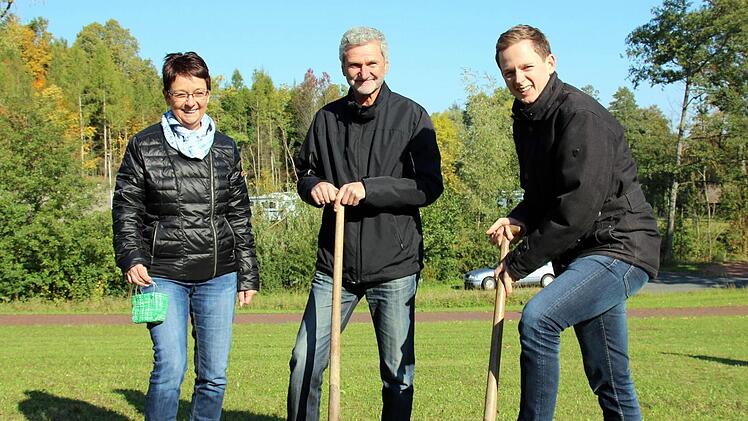 Familiäre Unterstützung fand Bad Rodachs Bürgermeister Tobias Ehrlicher (rechts) beim Pflanzen, dank seiner Eltern Beate und Bernd Kastner. Foto: Bettina Knauth