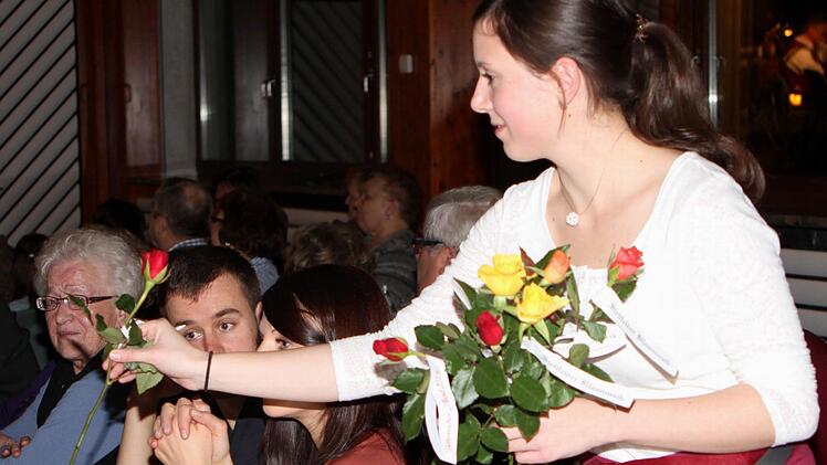 Beim Rosenwalzer "die schönste Rose" gab es tatsächlich Rosen für die Damen.