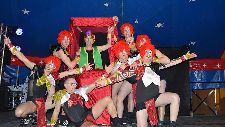 Das Dobenreuther M&auml;nnerballettbegeistert die n&auml;rrischen Weiber mit perfekter Choreografie und ausgefallener Kost&uuml;mierung.