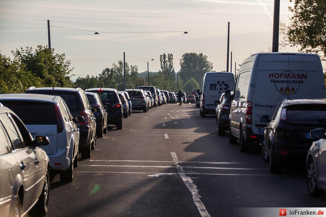 Schwerer Unfall in Fürth: Kleintransporter kracht in Kehrfahrzeug