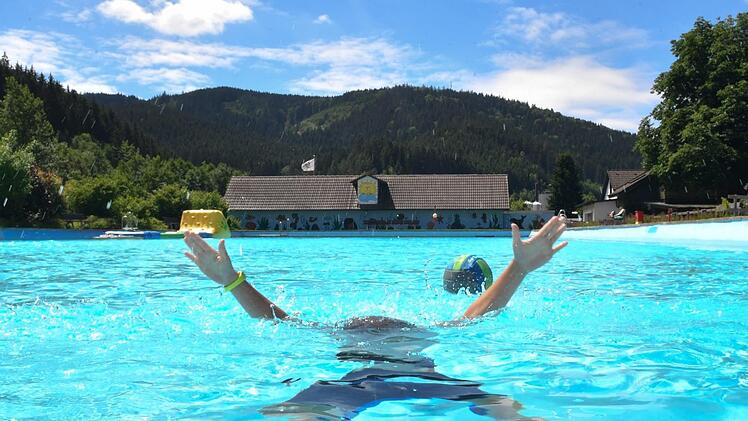 Planschen mit Aussicht: Wallenfels ist eine von 55 Kommunen in Bayern, die um ihr Schwimmbad bibbern muss. Denn die Finanzierung hängt am seidenen Faden. Foto: Ronald Rinklef