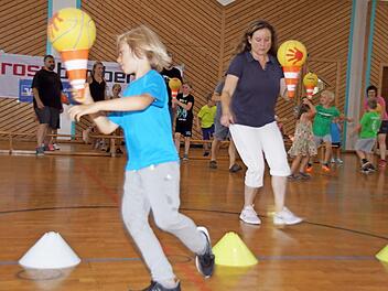 Der Eistütenlauf fordert Balance, Koordination und dennoch Schnelligkeit von Kindern wie den Eltern. Fotos: Sabine Weinbeer