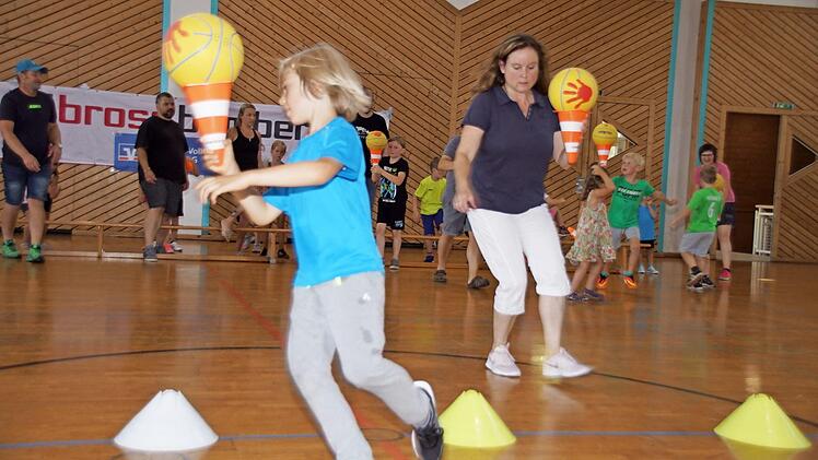 Der Eistütenlauf fordert Balance, Koordination und dennoch Schnelligkeit von Kindern wie den Eltern. Fotos: Sabine Weinbeer