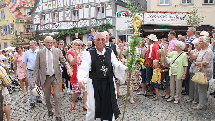 ie Symbolfigur des Zeiler Weinfestes: Abt Degen. Hier dargestellt von Richard Schlegelmilch. Foto: Verena Bühl