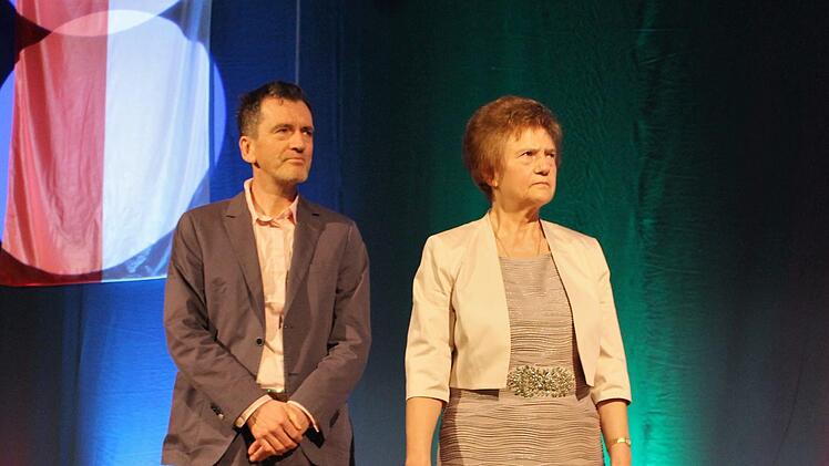 Thomas Meier der für seine Zivilcourage ausgezeichnet wurde und Edeltraud Kellermann, der er durch beherztes Eingreifen zu neuem Lebensmut verhelfen konnte.    Foto: Evi Seeger