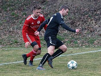 Der Doppeltorsch&uuml;tze des FSV Krum, Felix Hart (links), im Duell mit dem Forster Tobias D&uuml;ring  Foto: David Englert