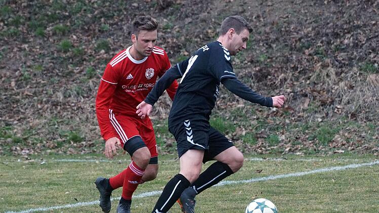 Der Doppeltorsch&uuml;tze des FSV Krum, Felix Hart (links), im Duell mit dem Forster Tobias D&uuml;ring  Foto: David Englert