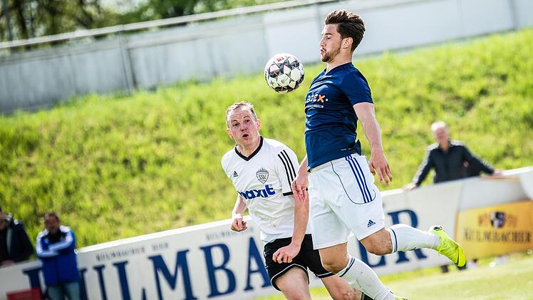 Dem Kasendorfer Timo Jahrsd&ouml;rfer bleibt bei der tollen Ballannahme von Lorenz R&ouml;thlingshofer nur die Zuschauerrolle.