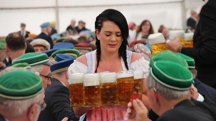 Bier gibt's für alle - die Aktivitas und die Alten Herren. Foto: Simone Bastian
