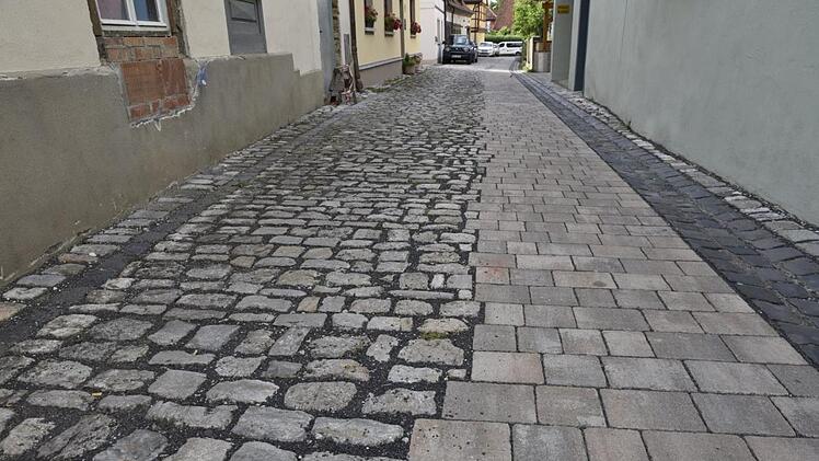 Gassen in der Königsberger Altstadt sind  vor allem für ältere Leute nur schwer begehbar. Eine Gehspur  würde Abhilfe schaffen.  Dass das geht, zeigt das Beispiel Tretgasse in Königsberg, wo durch einen Seitenstreifen das Kopfsteinpflaster "entstolpert" wurde.  Gerold Snater