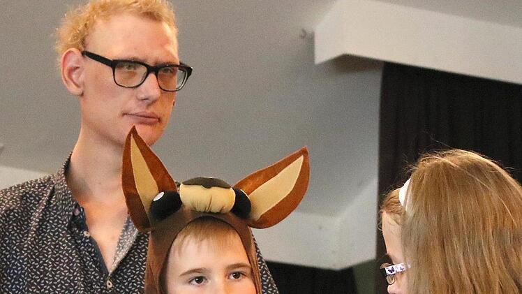 Fridolin, das Känguru (Elias), und seine Tanzpartnerin Aspasia, beobachtet von Maik