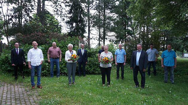 Coronabedingt, mit &uuml;ber einem Jahr Verz&ouml;gerung konnten die ehemaligen  Oberleichtersbacher Gemeinder&auml;te nun offiziell verabschiedet werden. Das  Bild zeigt von links:&nbsp; Roland Wehner (stellvertretender B&uuml;rgermeister),  Frank Vogler, Claus Kl&uuml;ber, Birgit Kohlhepp, B&uuml;rgermeister Dieter Muth,  Ludwig Weber, Bettina Hahn,&nbsp; Roland Zehner, Karl Ziegler, Stefan Walter und Gerhard Helfrich.