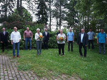 Coronabedingt, mit über einem Jahr Verzögerung konnten die ehemaligen  Oberleichtersbacher Gemeinderäte nun offiziell verabschiedet werden. Das  Bild zeigt von links:  Roland Wehner (stellvertretender Bürgermeister),  Frank Vogler, Claus Klüber, Birgit Kohlhepp, Bürgermeister Dieter Muth,  Ludwig Weber, Bettina Hahn,  Roland Zehner, Karl Ziegler, Stefan Walter und Gerhard Helfrich.
