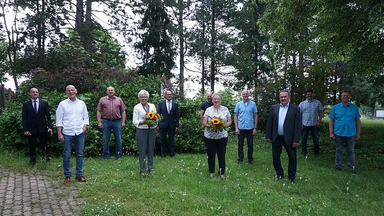 Coronabedingt, mit über einem Jahr Verzögerung konnten die ehemaligen  Oberleichtersbacher Gemeinderäte nun offiziell verabschiedet werden. Das  Bild zeigt von links:  Roland Wehner (stellvertretender Bürgermeister),  Frank Vogler, Claus Klüber, Birgit Kohlhepp, Bürgermeister Dieter Muth,  Ludwig Weber, Bettina Hahn,  Roland Zehner, Karl Ziegler, Stefan Walter und Gerhard Helfrich.