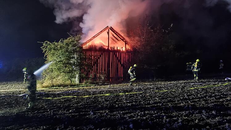 Feuer bei Lehrberg: Scheune brennt lichterloh