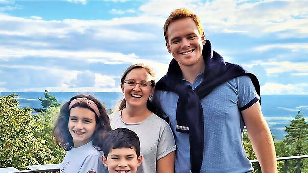 Danilo und Sinara Kammers mit ihren Kindern Lara und Carlos auf dem Padersberg, dem Mainleuser Hausberg