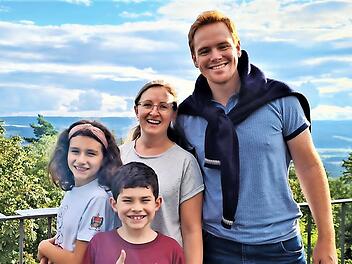 Danilo und Sinara Kammers mit ihren Kindern Lara und Carlos auf dem Padersberg, dem Mainleuser Hausberg