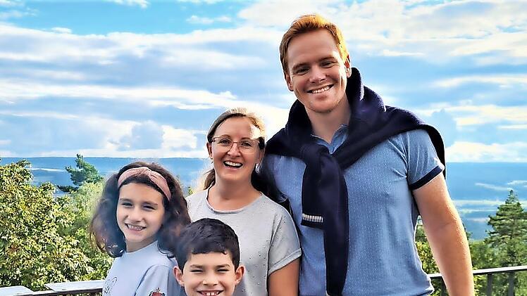 Danilo und Sinara Kammers mit ihren Kindern Lara und Carlos auf dem Padersberg, dem Mainleuser Hausberg