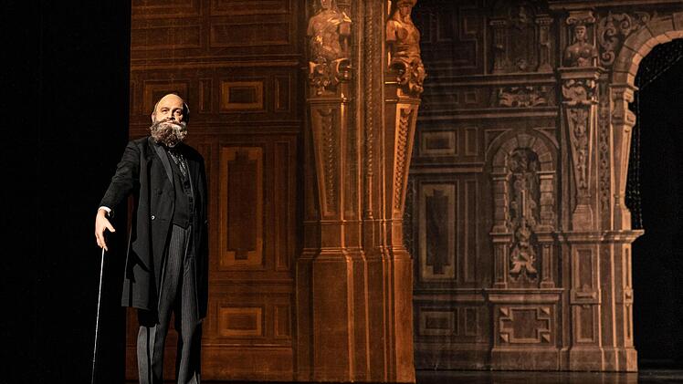 Szene aus der Prospektschau am Staatstheater Meiningen mit Bühnenbildern der Coburger Theatermaler Brückner.Foto: Chrstina Iberl