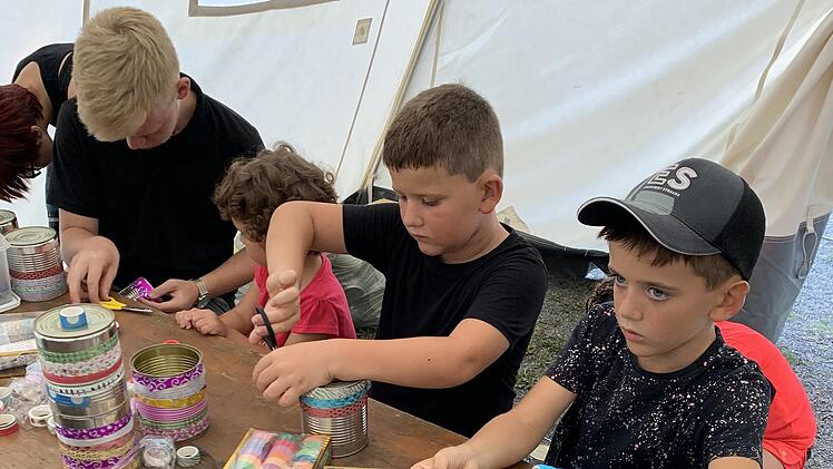 Die Jungs experimentieren beim Zeltlager der Malteser. Foto: Bettina Seufert