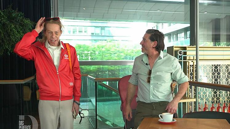 Carsten (links) zeigt Mitstreiter Dino vor dem ersten Abend sein Veilchen.