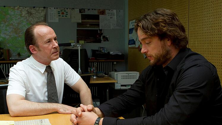 Der junge Berliner Kripobeamte Tanner (Ronald Zehrfeld, rechts) wurde in die oberfr&auml;nkische Kreisstadt Siehl versetzt, wo sein Vorgesetzter Michel (Ulrich Noethen) ganz eigene Vorstellungen von polizeilicher Ermittlungsarbeit hat.