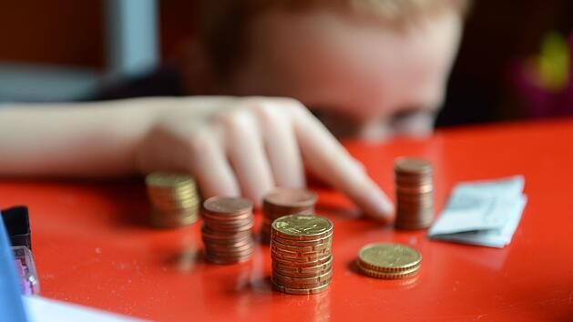 Wenig Geld f&uuml;r Schulhefte und Buntstifte