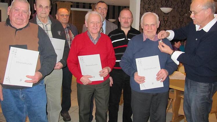 Hans Hetzel (rechts) überreicht die goldenen Ehrennadel beim ehemaligen langjährigen Kassier Pankraz Dusold (Zweiter von rechts) sowie an (von links) Anton Hügerich, Andreas Schorn, Hans Fischer und Hans Horn. Ortssprecher Andreas Pfarrdrescher Dritter von links) und Bürgermeister Jürgen Kohmann (Vierter von links) gratulierten.