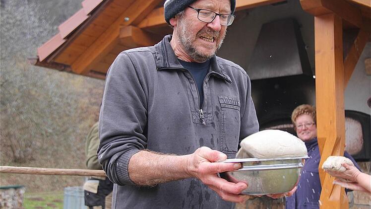 Christian Jung in Aktion: Kraft und Geschick erfordert es, die Brotlaibe in der mit Wasser gefüllten Schüssel durch Wenden zu formen.