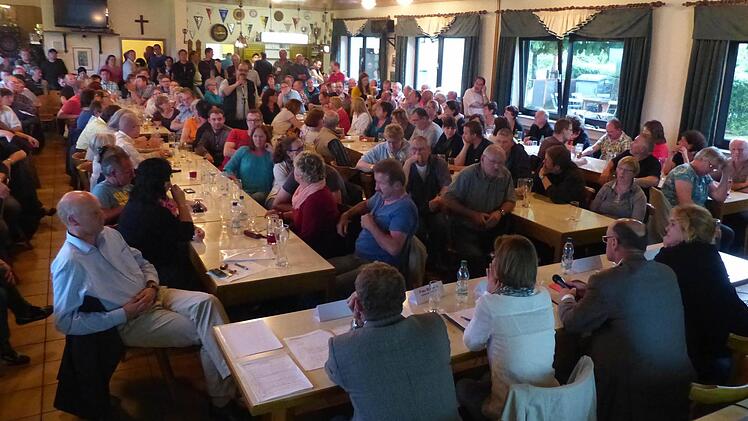 Das Sportheim war voll. Rund 200 Zeller waren gekommen, um ihrem Unmut über das geplante Tierheim Luft zu machen.  Fotos: Klaus Schmitt