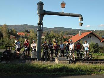 Am früheren Bahnhof in Wildflecken trafen sich einige einheimische Radsportbegeisterte zum Foto-Termin, um Werbung für den Radweg zu machen. Foto; Sebastian Schmitt-Mathea